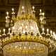 � illuminata da due imponenti lampadari con fili di perle di cristallo, la cui luce riflette sugli infinti fregi dorati delle pareti, dando all�intero ambiente un aspetto regale